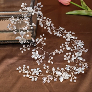 Bandeau de mariée exquis avec perles blanches, cristaux et fleurs en métal argenté