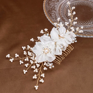 Peigne à cheveux de mariée avec fleurs en mousseline blanche, perles et branches dorées