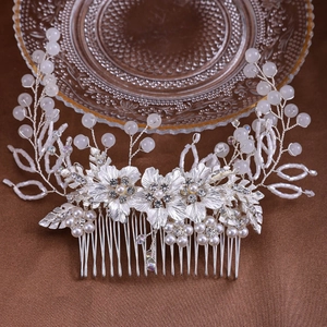 Peigne à cheveux de mariée fait main avec fleurs en alliage d'argent, perles et strass