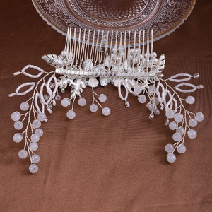 Peigne à cheveux de mariée élégant avec perles blanches, feuilles et fleurs cristal