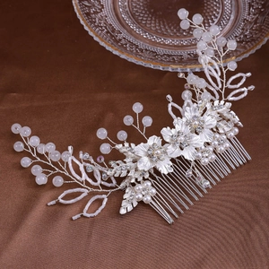 Peigne à cheveux de mariée avec fleurs argentées strassées et perles blanches sur soie