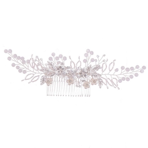 Vue détaillée du peigne de mariée argenté avec perles et fleurs en cristal câblées