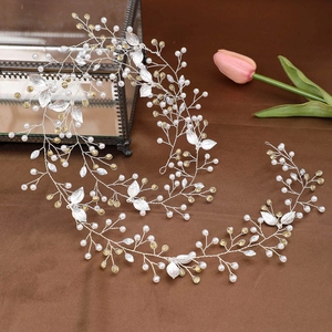 Détail de vigne à cheveux mariée argentée avec perles et feuilles sur fond marron élégant
