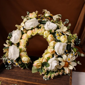 Elegante cerchietto con fiori di seta 3D con rose bianche per servizi fotografici vintage