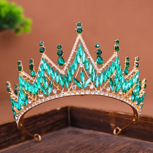 Detailaufnahme der smaragdgrünen Marquise-Kristalle auf einer goldenen Vintage-Brautkrone