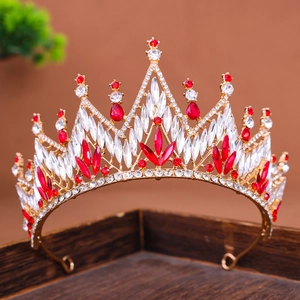 Nahaufnahme der goldenen Brautkrone mit roten Marquise-Steinen und Tropfenperlen
