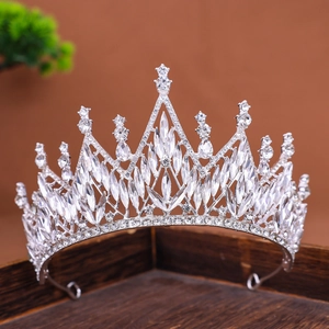 Detailaufnahme der Braut-Tiara mit Strasssteinen im Marquise-Schliff auf Silberlegierung