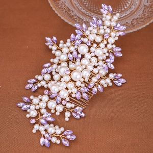 Dettaglio di un pettine da sposa fatto a mano con cristalli viola e perle bianche fini