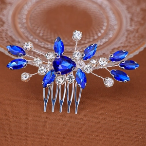 Détail du peigne à cheveux mariée avec strass bleu royal et structure en fil argenté