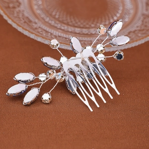 Détail du peigne à cheveux de mariée argenté avec strass bleus et clairs pour le mariage