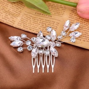 Détails d'un peigne à cheveux de mariée fait main avec fils d'argent et strass scintillants