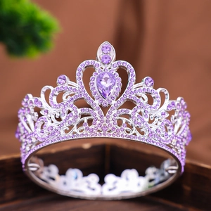 Dettaglio macro della corona da sposa argento con strass viola a goccia d'acqua