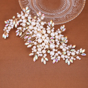 Pettine per capelli da sposa con perle e strass su base in filo d'oro, vista a 45 gradi