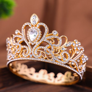 Dettaglio corona da sposa dorata con strass scintillanti e una gemma centrale a goccia
