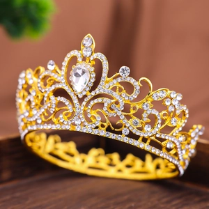 Dettaglio di una corona da sposa dorata con strass trasparenti e design a cuore