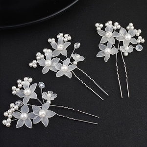 Set da 3 forcine da sposa con fiori di perline bianche su spilli a U in metallo argento
