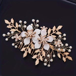Eleganter Brauthaarkamm mit handgefertigten weißen Blüten und Perlen auf Golddraht