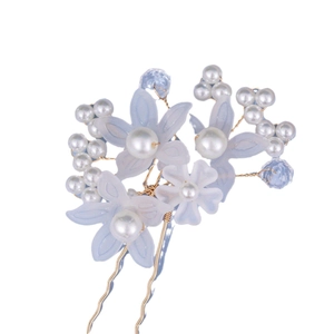 Dettaglio forcina sposa con fiori di resina blu e perle bianche su fermaglio dorato