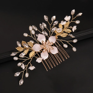 Eleganter goldener Brauthaarkamm mit weißen Emailleblüten, Kristallen und weißen Perlen