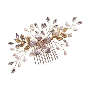 Exquisiter goldener Brauthaarkamm mit Perlen, Kristallen und Blumen für Hochzeitsfrisuren