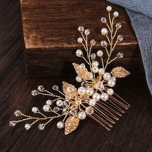 Pettine per capelli da sposa fatto a mano con foglie dorate, perle bianche e cristalli lucidi