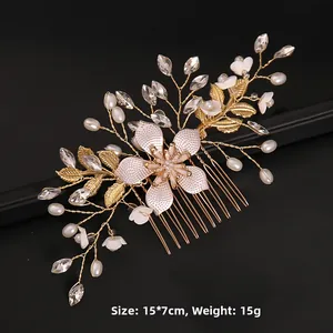 Detailansicht eines handgefertigten Brauthaarkamms mit Perlen, Goldblumen und Strass