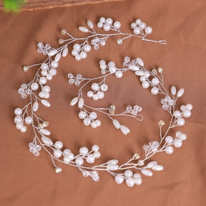 Vigne de cheveux de mariée faite main avec perles blanches et cristaux sur fil argenté