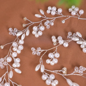Détail d'un bandeau de mariée fait main avec perles blanches et cristaux sur fil argenté
