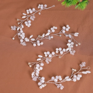 Bandeau de mariée élégant avec perles blanches et vignes argentées pour mariage chic