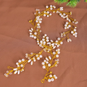 Détail du serre-tête en fil doré fait main avec perles et cristaux pour coiffure de mariage