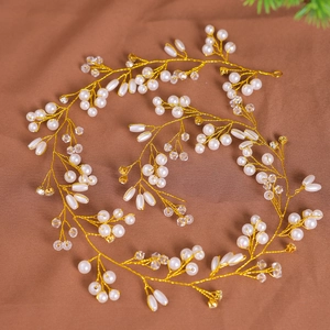 Détail d'un bandeau de mariée avec perles blanches et cristaux sur fil doré tressé