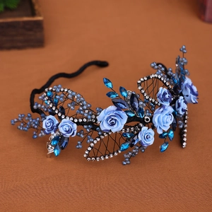 Elegante cerchietto con fiori blu e cristalli e rose di stoffa per acconciature