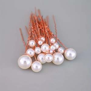 Détails macro des épingles à cheveux en perles or rose pour coiffures de mariée