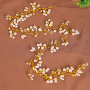 Vigne de cheveux de mariée faite main avec perles blanches et cristaux dorés