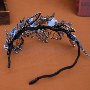 Dettaglio di un cerchietto floreale fatto a mano con fiori blu e perline di cristallo