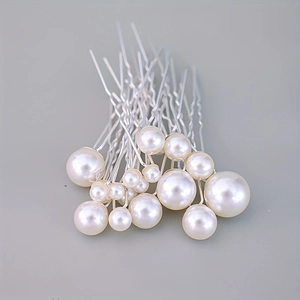 Vue macro de l'ensemble d'épingles à cheveux de mariée avec perles et pinces en U argentées