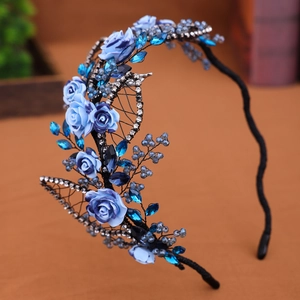 Elegante cerchietto con fiori di cristallo blu, rose artigianali e strass su montatura nera