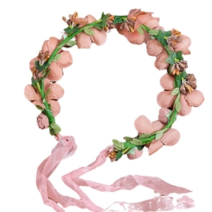 Corona di fiori boho con boccioli rosa polvere e lunghi nastri per capelli