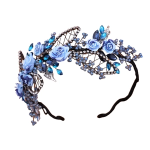 Squisita corona floreale blu fatta a mano con cristalli e rose in resina elegante