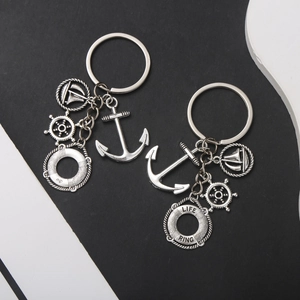 Détails de porte-clés nautiques argentés avec pendentifs ancre, gouvernail et voilier