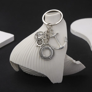 Porte-clés nautique en argent antique avec breloques ancre, gouvernail et voilier