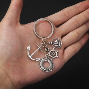 Porte-clés nautique en argent antique avec breloques ancre, voilier et gouvernail de navire