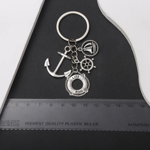 Porte-clés nautique en argent antique avec pendentifs ancre, voilier, gouvernail et bouée