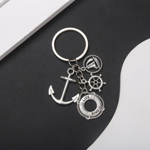 Détail d'un porte-clés nautique avec ancre, barre de gouvernail et bouée de sauvetage