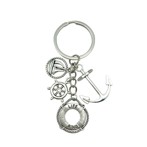 Porte-clés nautique en argent antique avec breloques ancre, gouvernail, voilier et bouée