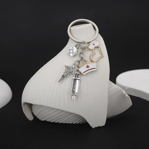 Porte-clés Infirmière Médicale Argent Alliage de Zinc Seringue Cœur Pendentif Chapeau d'Infirmière Cadeau de Remise de Diplôme Médecin Créatif Bijoux