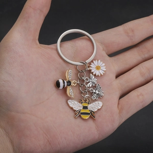 Chic multi-pendant keychain featuring enamel bees and white daisy flower charms