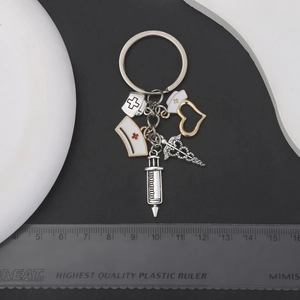Porte-clés médical argenté avec pendentifs seringue, chapeau d'infirmière et stéthoscope