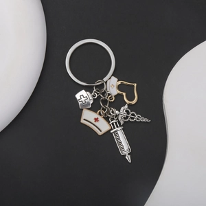 Détail des charms médicaux avec chapeau d'infirmière cœur et seringue sur porte-clés