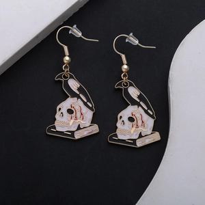 Gothic Emaille-Ohrhänger mit Rabe auf Totenkopf und Zauberbuch mit goldenen Haken